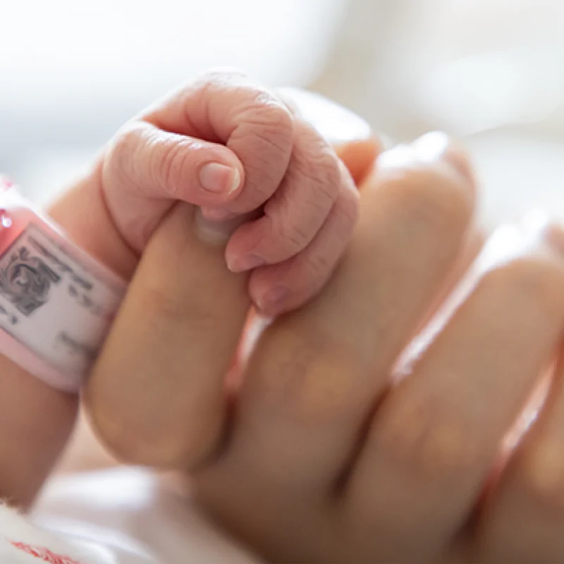 newborn_mother_hand750px
